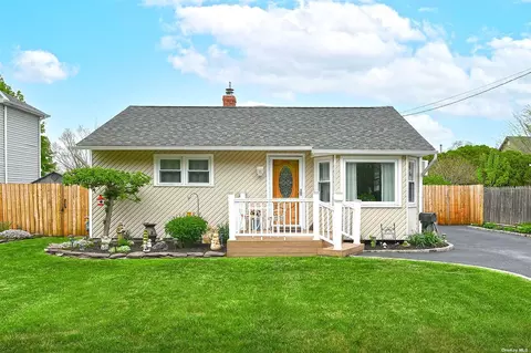 689 Montauk Hwy, Oakdale, NY 11769