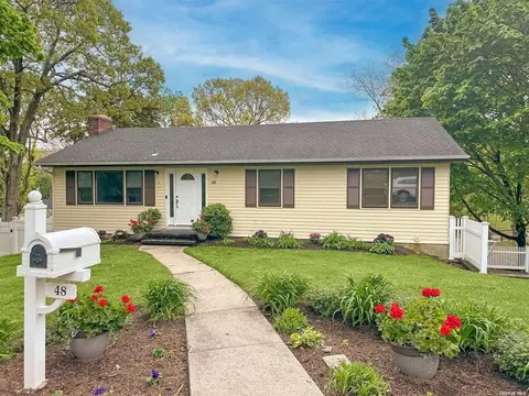48 Eckert St, Huntington Station, NY 11746