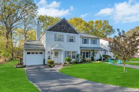 14 Partridge Trl #14, Coram, NY 11727