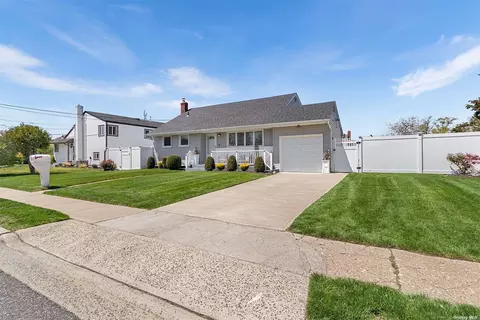 62 W Hollywood Ave, Lindenhurst, NY 11757