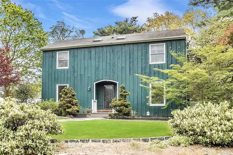 10 Morgan Ln, Bayport, NY 11705