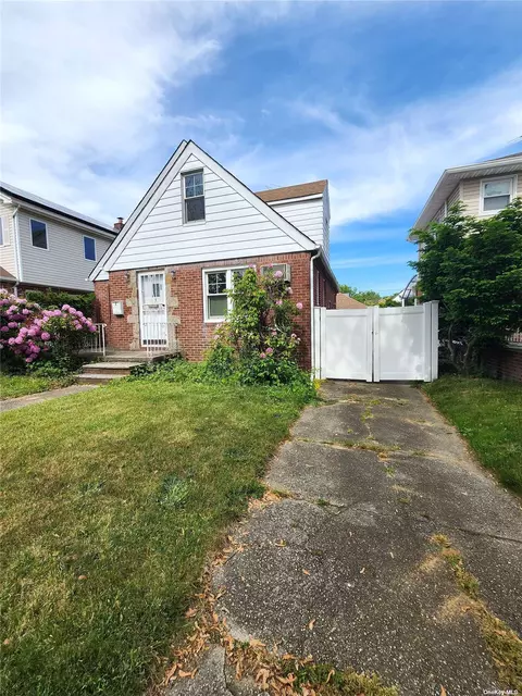 80-27 246th St, Jamaica, NY 11426
