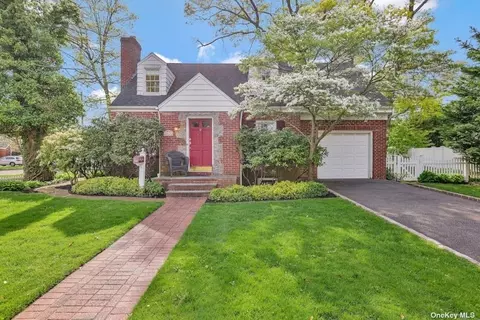 2568 Yorktown St, Oceanside, NY 11572