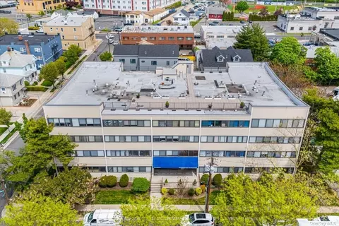 142 Main St #1D, Mineola, NY 11501