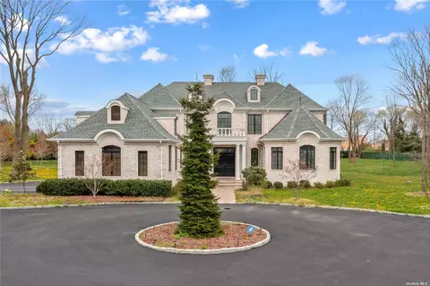 2 Arborfield Ct, Old Westbury, NY 11568