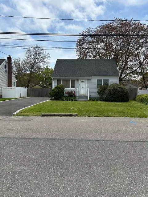 221 36th St, Lindenhurst, NY 11757