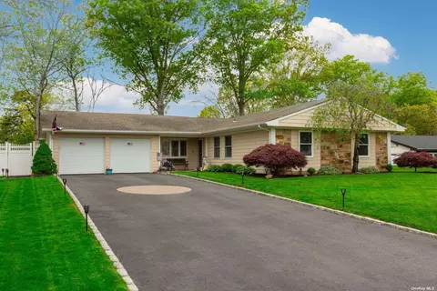 32 Wellsley Ln, Coram, NY 11727