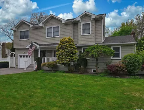 23 Pearl Ct, Sayville, NY 11782
