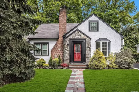 9 Downing St, East Williston, NY 11596