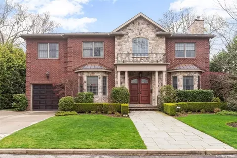 14 Berkley Pl, Lawrence, NY 11559