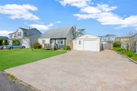 818 Milligan Ln, West Islip, NY 11795