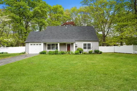 19 Sun Valley Dr, Coram, NY 11727
