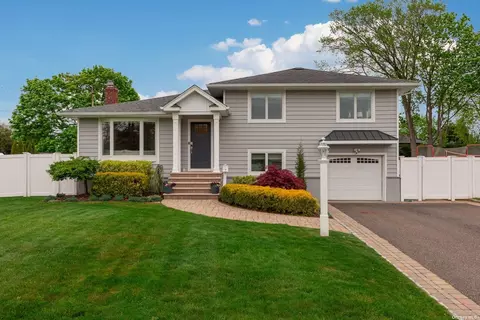 51 Wagstaff Ln, West Islip, NY 11795