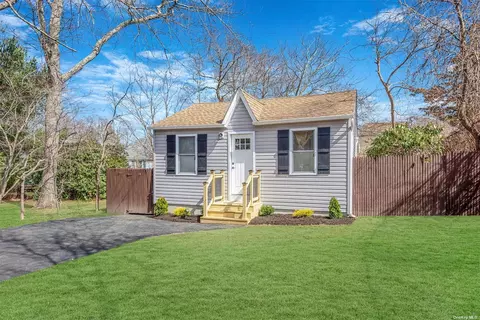33 Sycamore Rd, Rocky Point, NY 11778