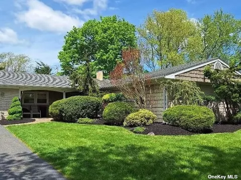 5 Mapleshade Ln, Stony Brook, NY 11790