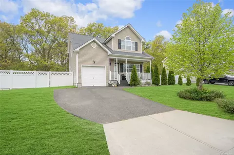 39 Chauncey Ln, Coram, NY 11727