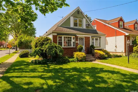 819 Premier Blvd, New Hyde Park, NY 11040