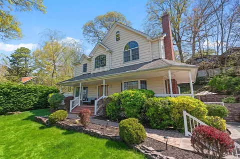 5 Worcester Dr, Northport, NY 11768