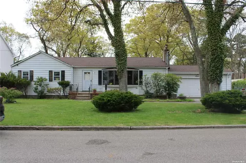 62 Mowbray St, Patchogue, NY 11772