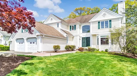 35 Evergreen Cir, Manhasset, NY 11030