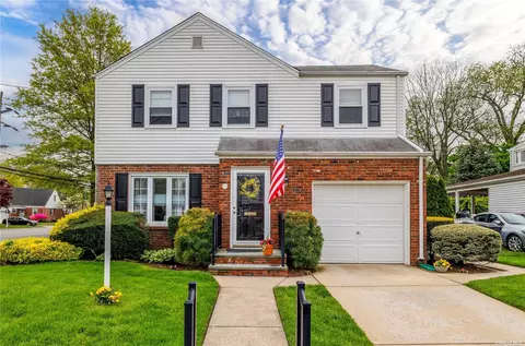 654 8th Ave, New Hyde Park, NY 11040