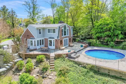 16 Titus Ln, Cold Spring Harbor, NY 11724