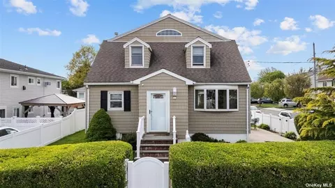 919 N Bay Ave, Massapequa, NY 11758