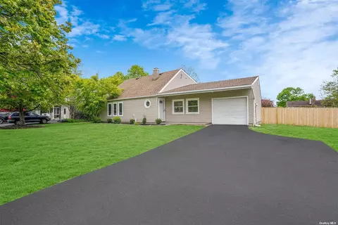 9 Redpine Rd, Medford, NY 11763