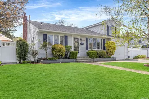 836 Densfield Rd, West Babylon, NY 11704