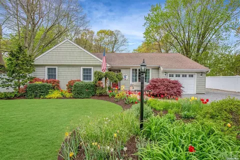 176 Richmond Ave, Medford, NY 11763