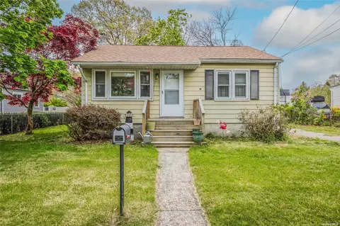 18 Wenman Ave, Bay Shore, NY 11706