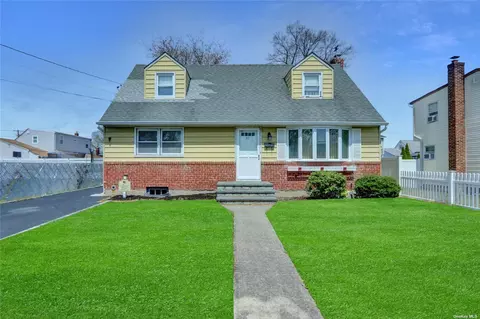 53 34th St, Copiague, NY 11726