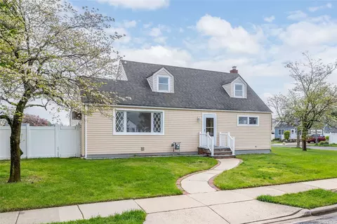 46 Vandewater St, Farmingdale, NY 11735