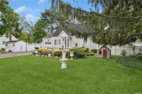 92 Bonaparte Ave, Islip, NY 11751