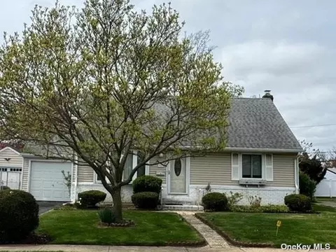 906 Stratford Dr, East Meadow, NY 11554