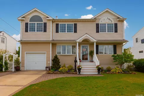 37 Spruce Pl, Lindenhurst, NY 11757