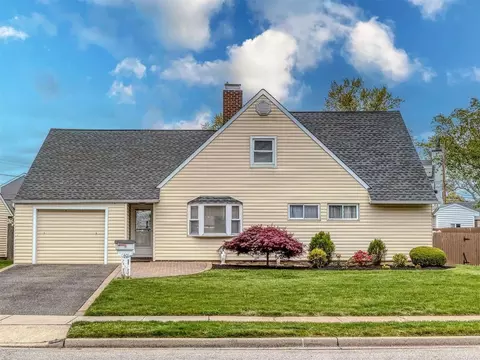 60 Edna Ave, Levittown, NY 11756