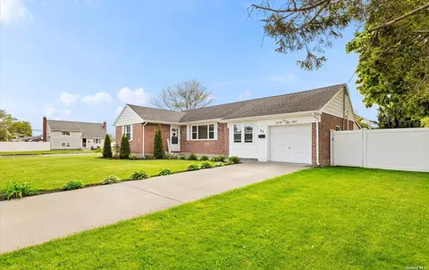 65 Oak Ave, Lindenhurst, NY 11757