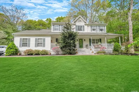 237 Old Town Rd, Setauket, NY 11733