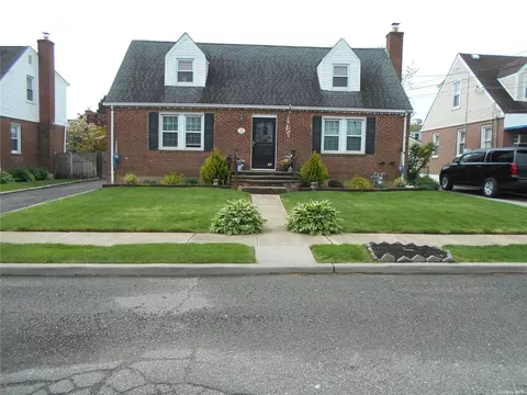 551 Chesman St, West Hempstead, NY 11552