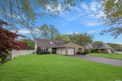 104 Sagebrush Ln, Islandia, NY 11749