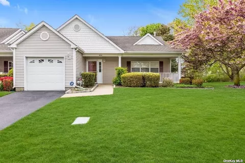 604 Pebble Beach Path #604, Riverhead, NY 11901