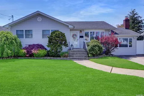 204 N Walnut St N, Massapequa, NY 11758