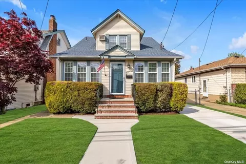 37 Huntington Ave, Lynbrook, NY 11563