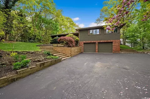 93 Washington Blvd, Commack, NY 11725