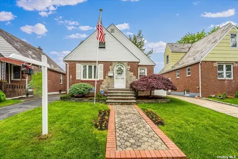 80-22 247th St, Bellerose, NY 11426