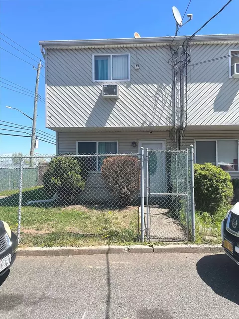15 Betty Ct, Staten Island, NY 10303