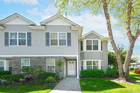 107 Maya Cir #107, Central Islip, NY 11722