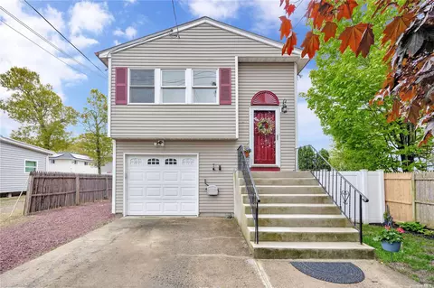 113 Hudson Ave, Lake Grove, NY 11755