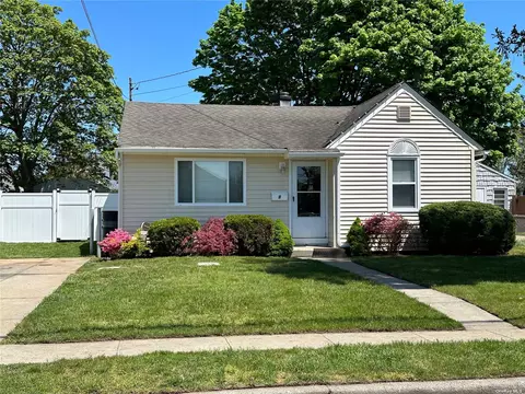 9 Washington Dr, Lindenhurst, NY 11757